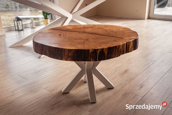 Okrągły stolik do salonu z plastra drewna.