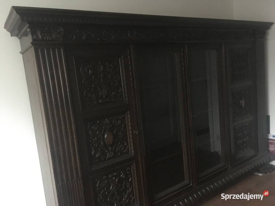 Szafa na lwich łapach z XIX wieku