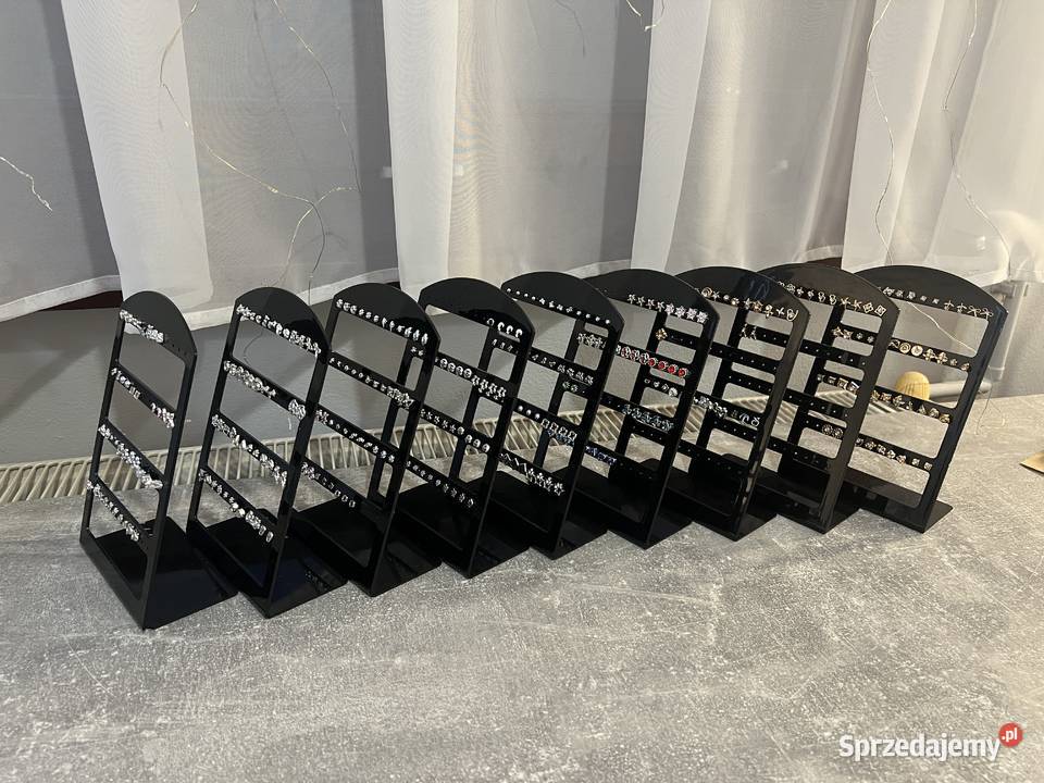 Ponad 300 sztuk kolczyków ze stojakami