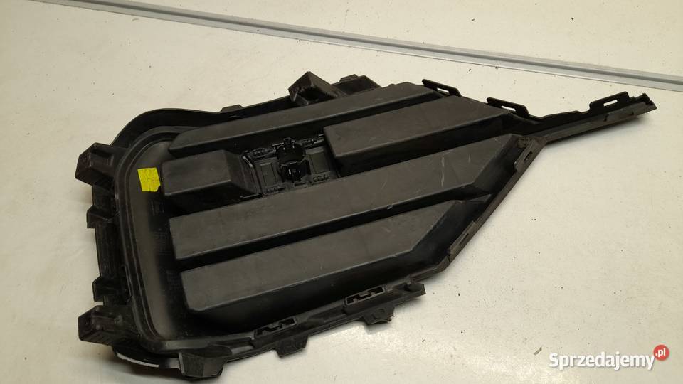 VW TOUAREG III KRATKA ZDERZAKA PRAWA 760853666F Karoseria