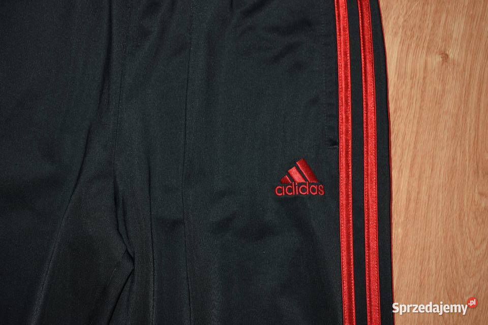 Klasyczne Spodnie Adidas z Czerwonymi Paskami Odzież sportowa Stargard sprzedam