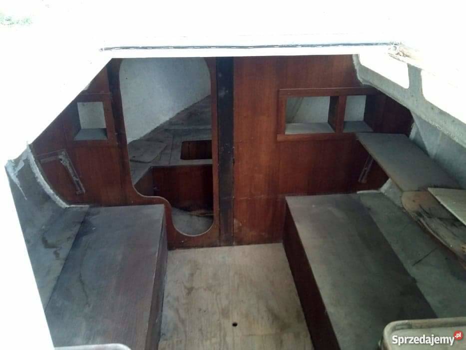 Jacht kabinowy uszkodzony do remontu