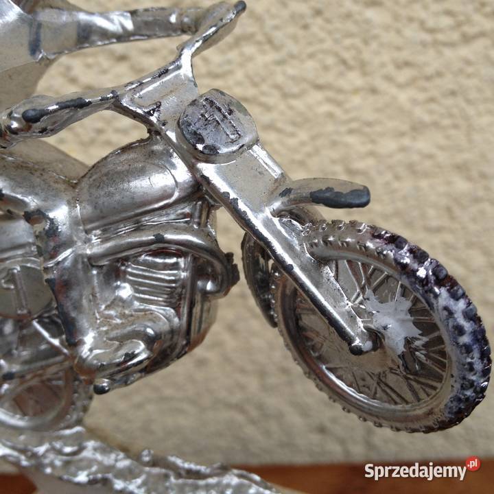 Metalowa figurka statuetka motocyklista motor Antyki