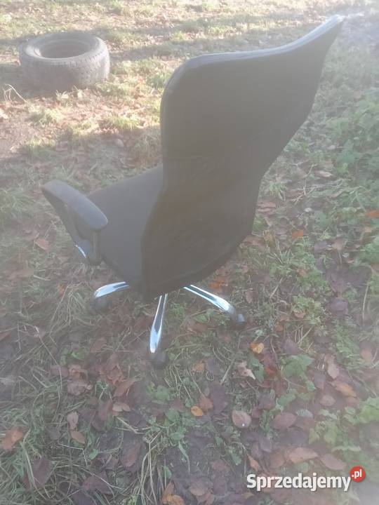 Czarny fotel obrotowy komputerowy obracany do Brzozówka