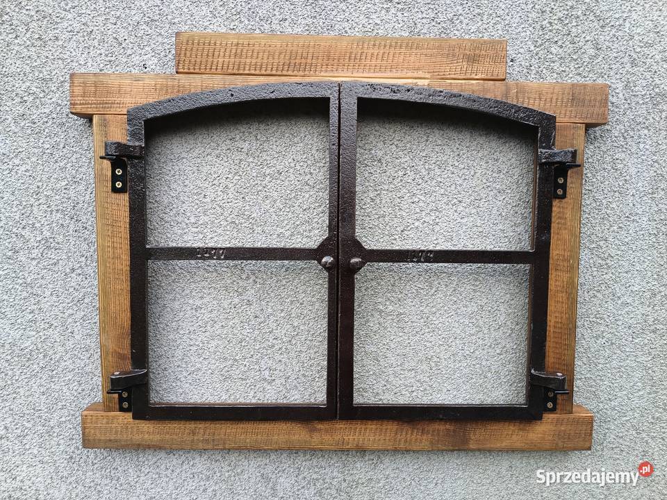 Okno ozdobne żeliwne z drewnianą ramą