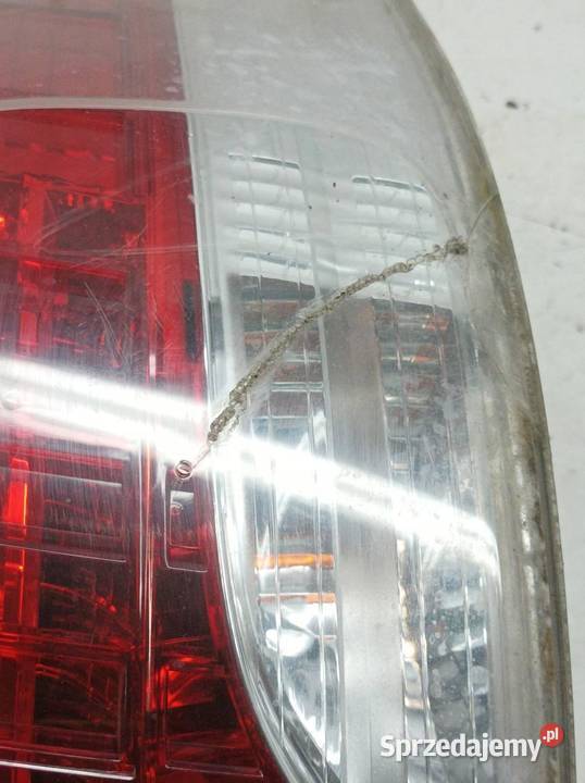 LAMPA TYŁ PRAWA KOMBI T27 USZKODZONA Toyota