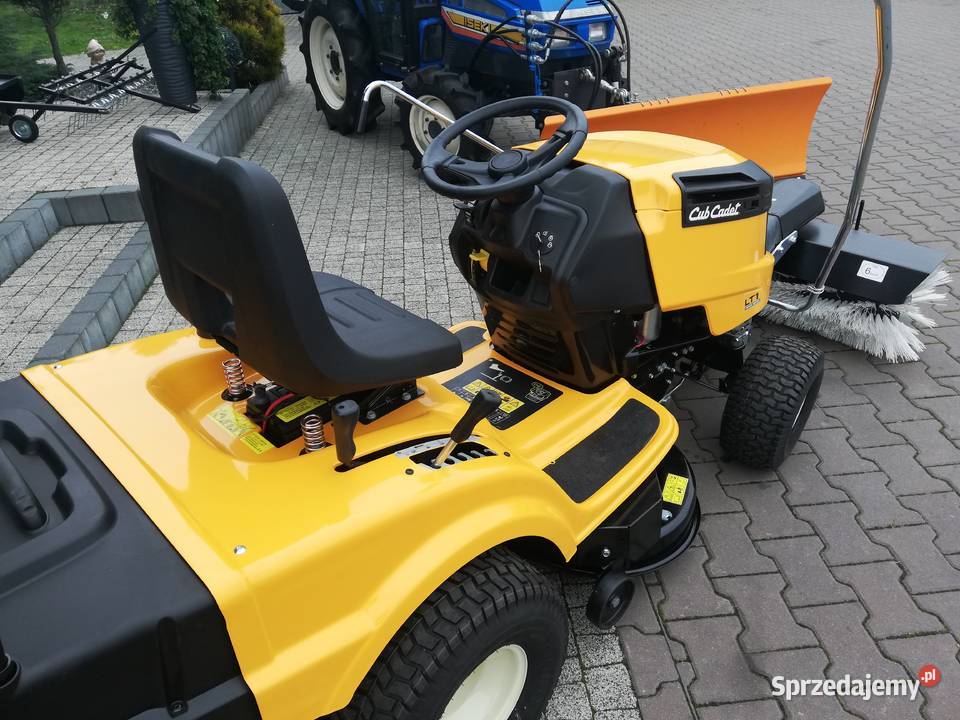 Najtańszy nowy traktor ogrodowy z zamiatarką Cub łódzkie Kobiele Wielkie