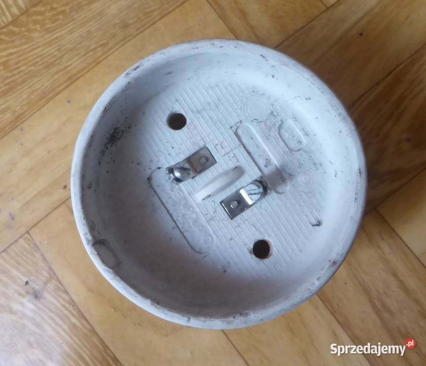 Stara lampa z kloszem z grubego szkła z czasów Głuchołazy