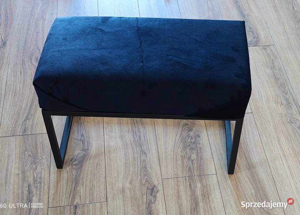 Czarna ławka pufa tapicerowana w stylu loft