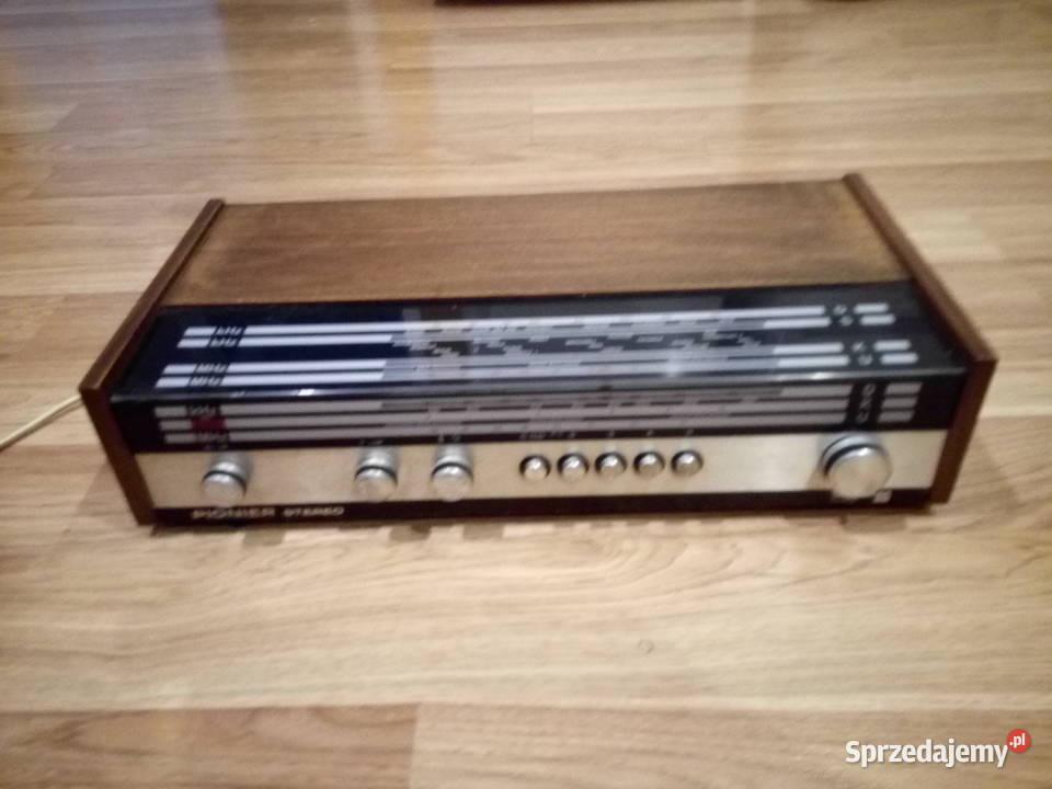 Stare radio stereo Pionier z kolumną z czasów