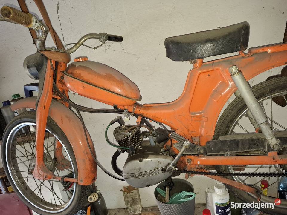 Motorower komar Wołów