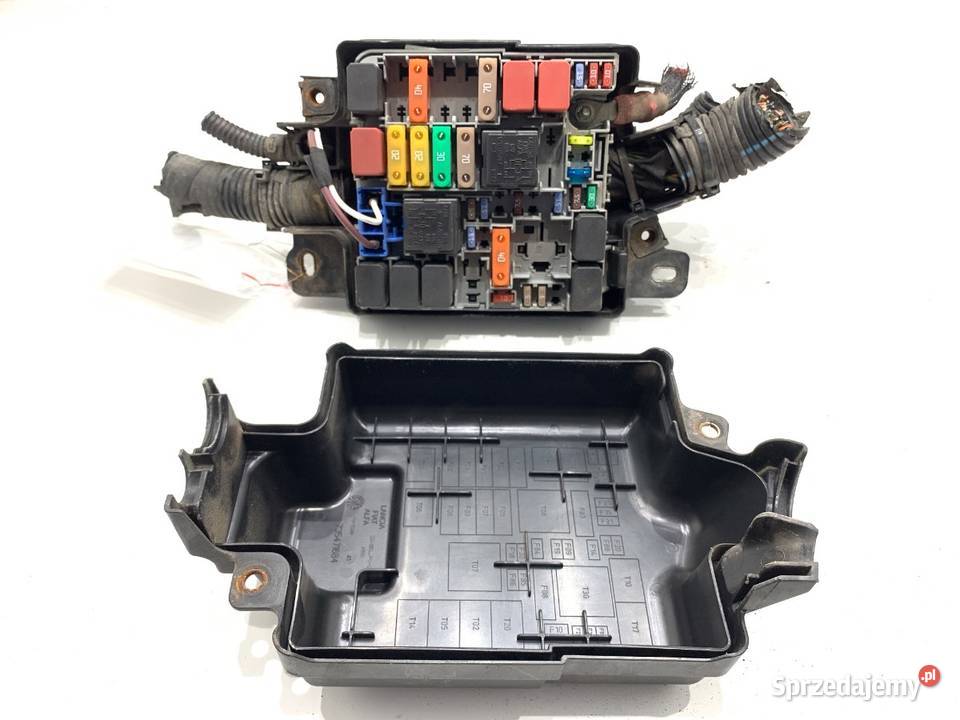 SKRZYNKA BEZPIECZNIKÓW FIAT PUNTO EVO 735471684 osobowe