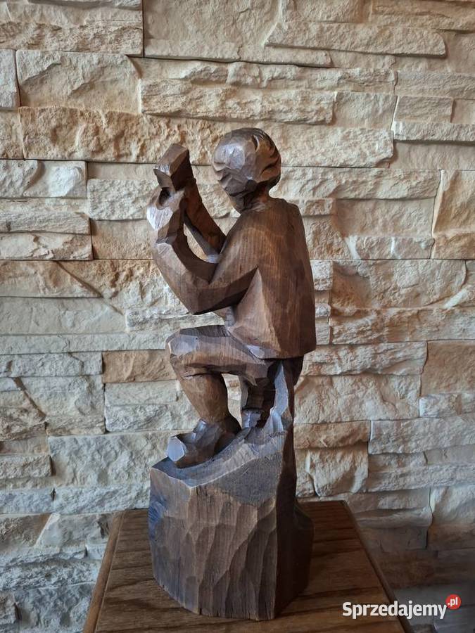 Rzeźba z drewna gitarzysta grajek na gitarze małopolskie Lubień
