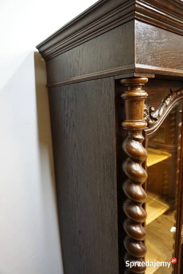 CZTERODRZWIOWA BIBLIOTEKA SPIRALNE KOLUMNY