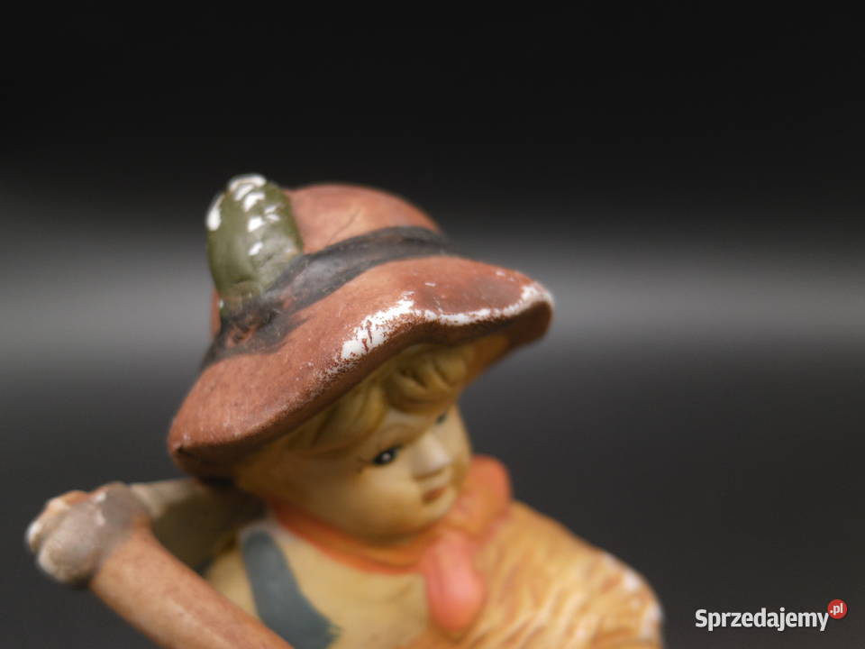 Ceramiczna figurka przedstawiająca chłopca Raszków