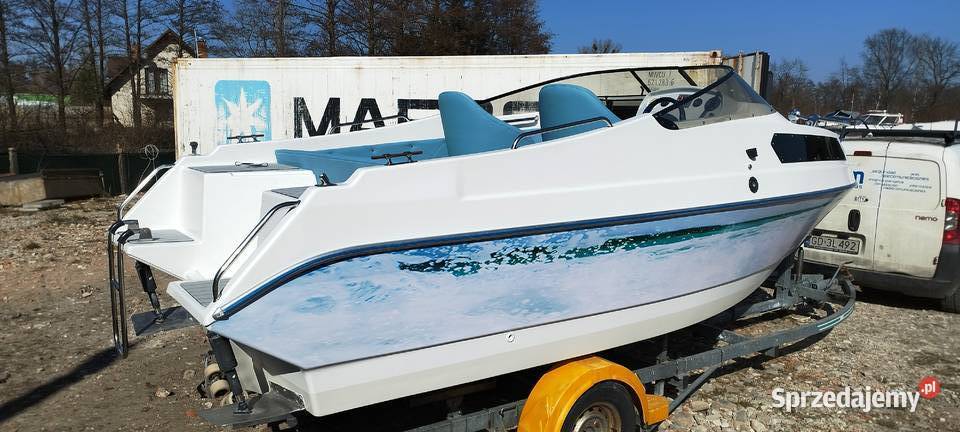 Łódź motorowa bez silnika odrestaurowana z