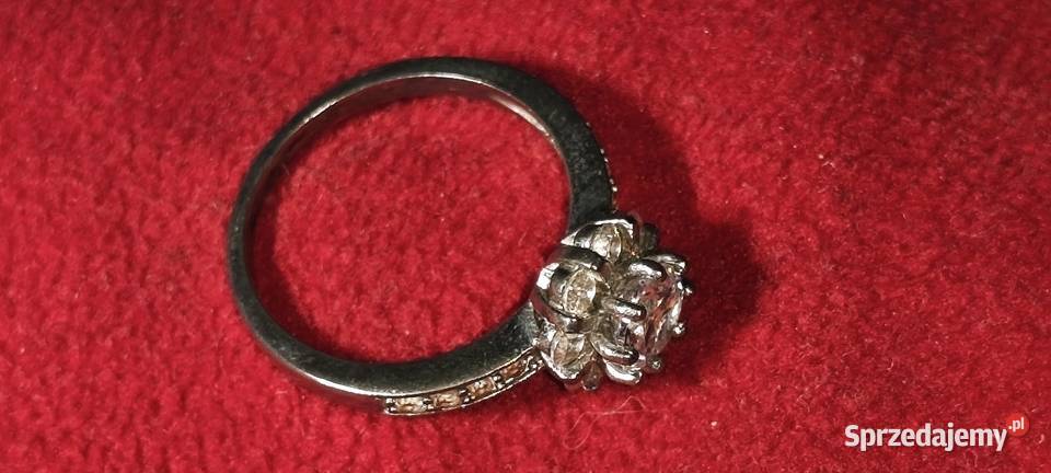 Pierścionek z Cyrkoniami 15 16 rozmiar srebro Swarzędz sprzedam