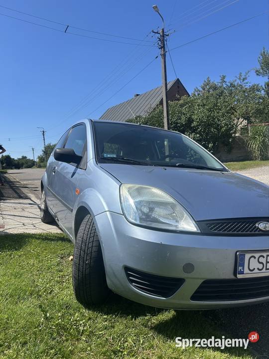 Ford fiesta niebiesko srebrny Mała Cerkwica