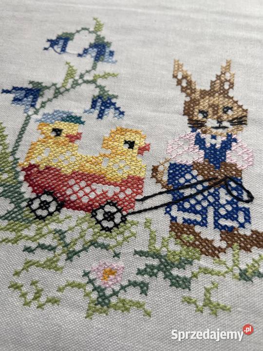 Obrus ręcznie haftowany zajączki biały