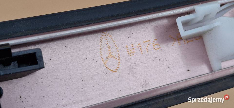 MERCEDES AKLASA W176 LISTWA DACHU DACHOWA PRAWA Bieleń