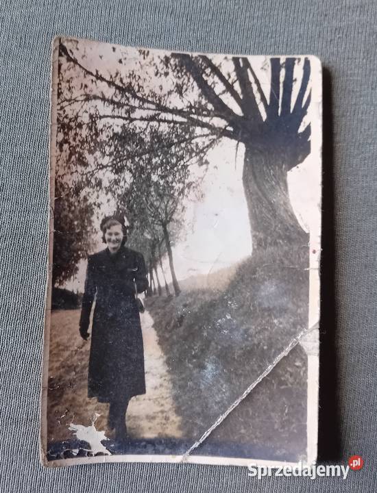 Fotografia kobiety idącej poboczem drogi okres Koźminek