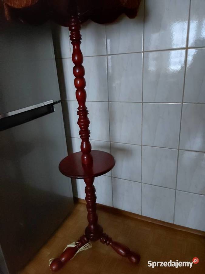 Lampa podłogowa że stolikiem Kętrzyn
