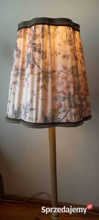 Elegancka drewniana lampa podłogowa z abażurem Skierniewice