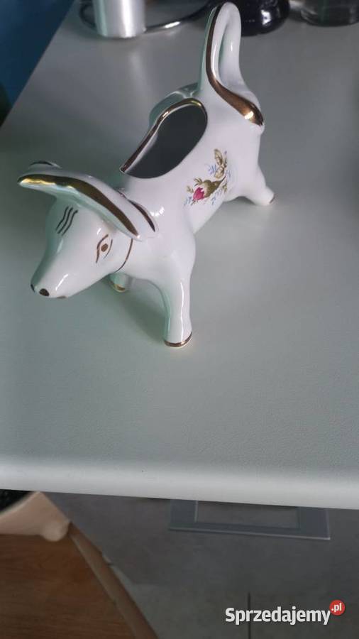 Piękna porcelanowa figurka byka do sosu