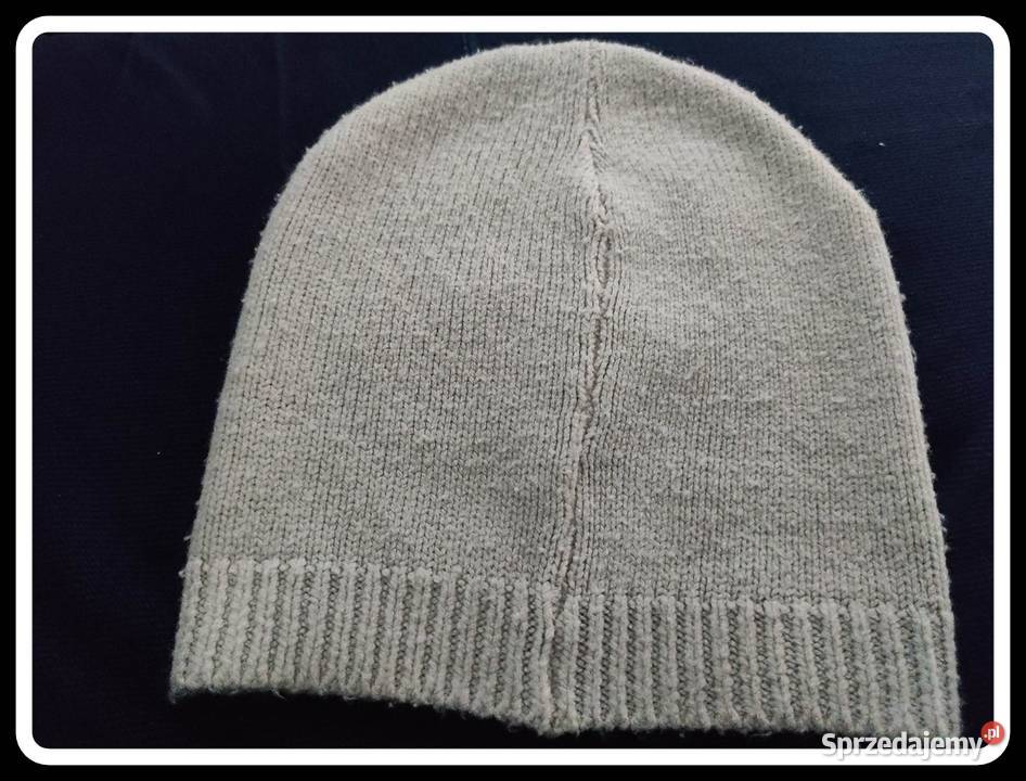 Szara czapka ze świecidełkami