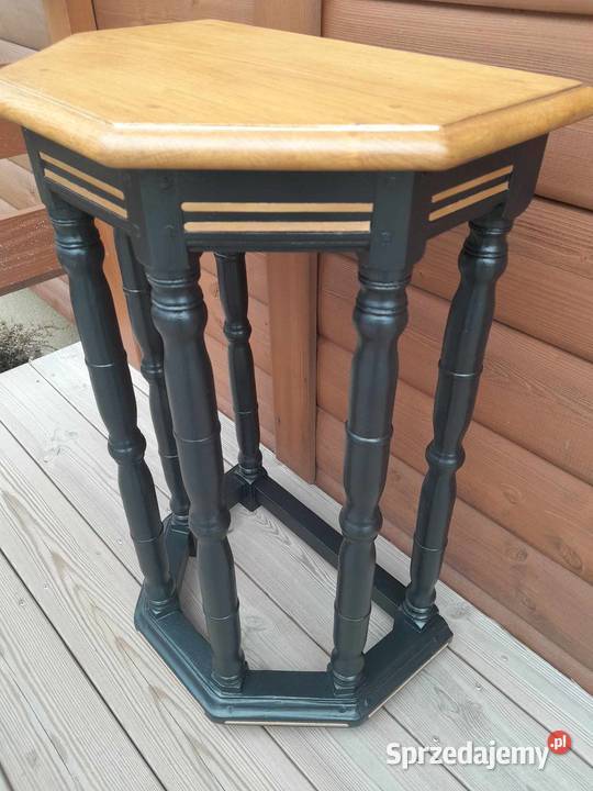 Świeżo odnowiony stolik kawowy konsola