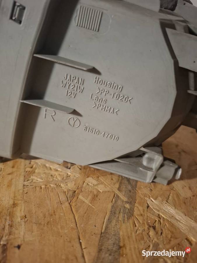 TOYOTA PRIUS III KIERUNKOWSKAZ PRAWY 8151047010 Kierunkowskazy sprzedam