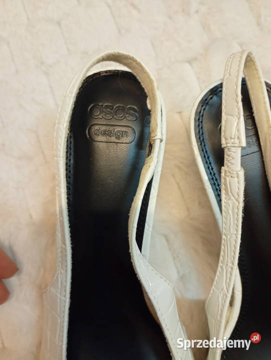 41 ASOS Białe teksturowane czółenka z odkrytą Czółenka małopolskie