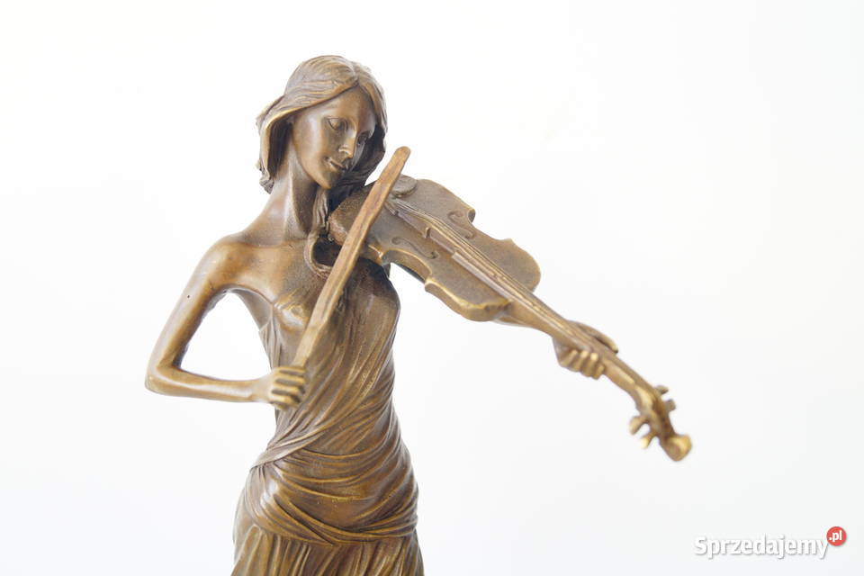 Kobieta ze skrzypcami figura z brązu skrzypaczka wielkopolskie