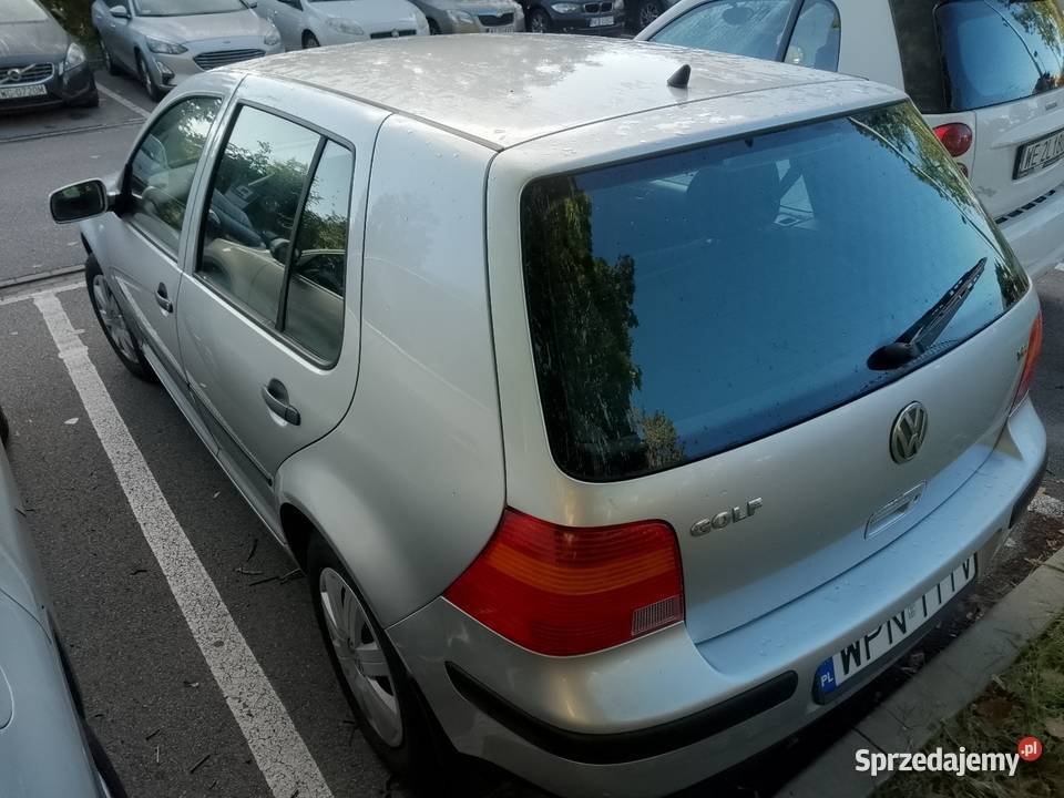 Golf w gazie z ważnymi opłatami kupiony w polskim salonie