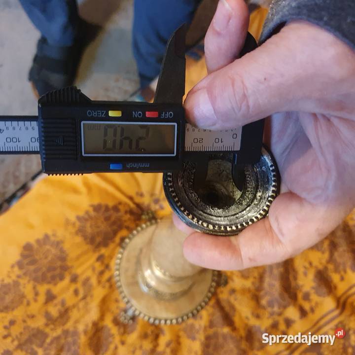 Duża kamienna podstawa do lampy naftowej z