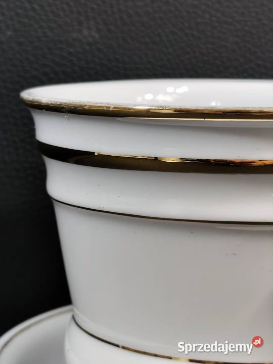 Porcelanowa doniczka osłonka z lwiemi głowami
