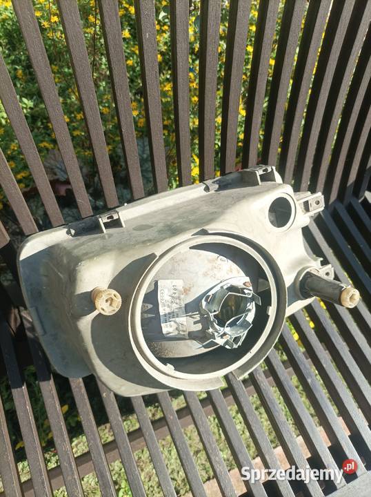 Audi 100 C2 lampa przednia prawa