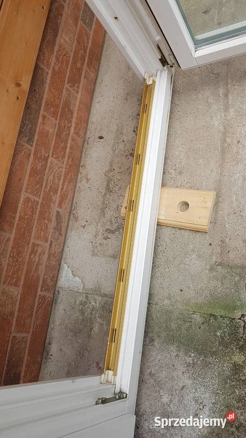 sprzedam drewniane okno z roletą zewnętrzną Brzeźnio