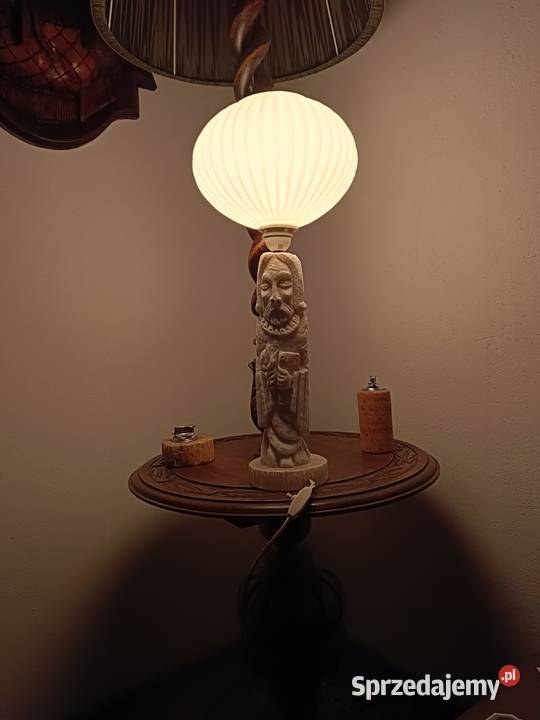 Lampa stołowa z podstawą rzeźby z białego Lipno