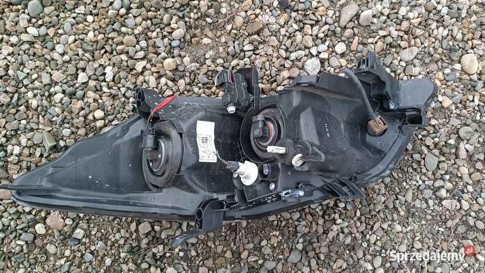 Lampa prawa przednia Toyota Auris lift europa osobowe Lampy przednie małopolskie Radłów