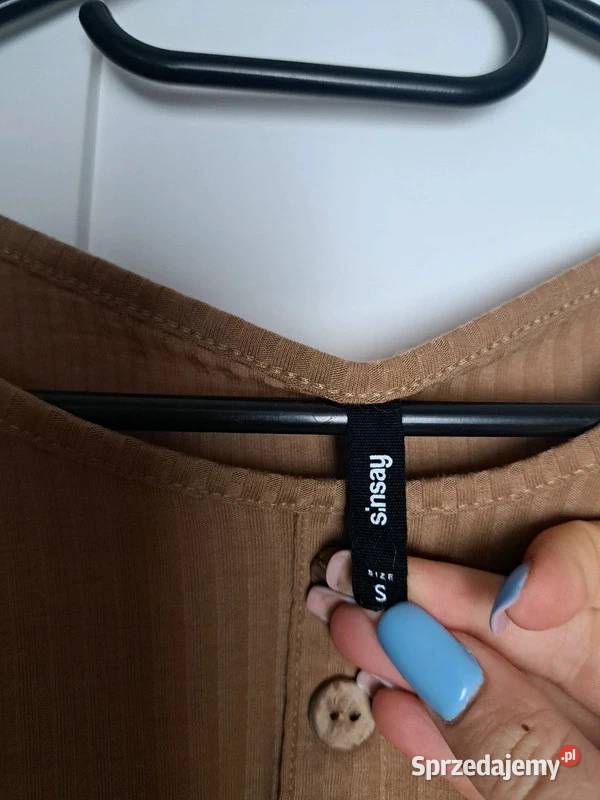 Stylowa koszulka w prążkowany sweterek Sinsay z Trąbki Wielkie