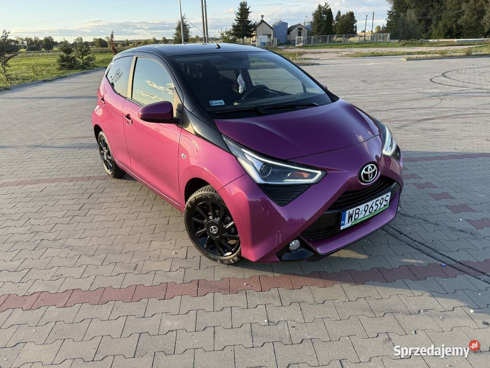 Wyjątkowa Toyota Aygo Magenta salon Polska światła przeciwmgielne Warszawa sprzedam