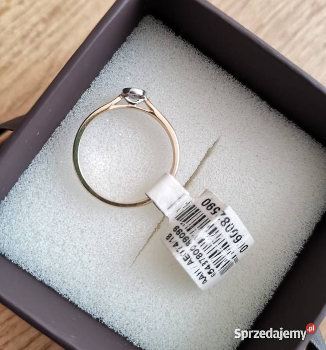 Złoty pierścionek zaręczynowy