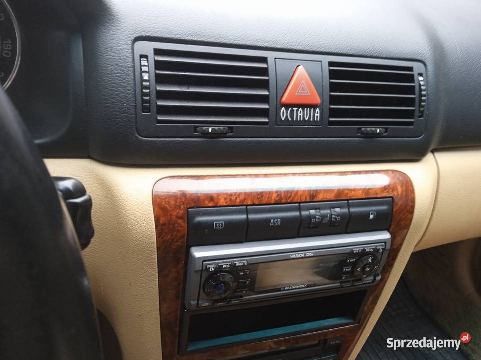 Wnętrze fotele skórzane Skoda Octavia Laurin osobowe Przemyśl