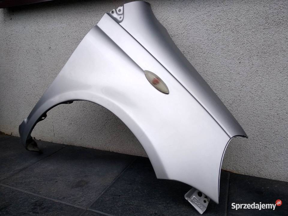 Toyota Yaris I 1 LIFT FL błotnik prawy pasażera