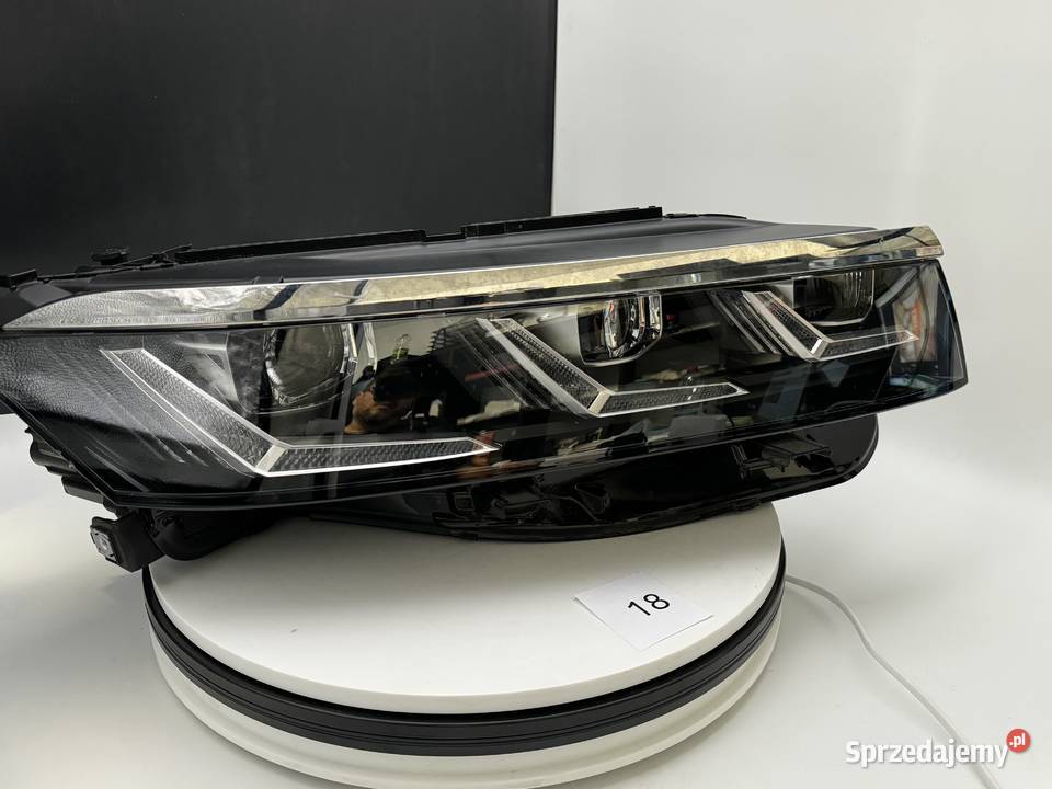 Lampa prawaVW TOUAREG III 761941082B Bydgoszcz