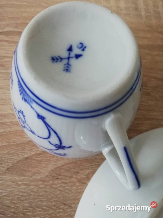 dwie filiżanki i talerzyk stara porcelana małopolskie