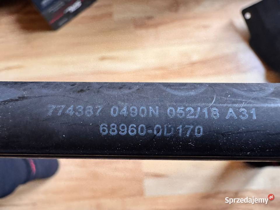 Siłownik tylnej klapy Yaris III 1120 689600D170 Brzesko