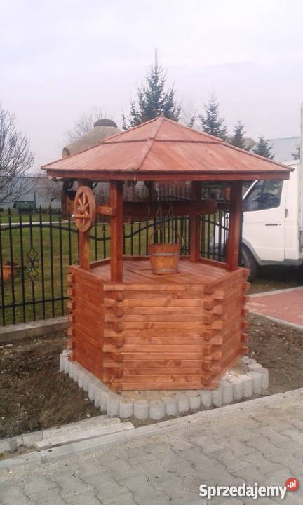 Drewniana studnia ogrodowa ubudowa studni