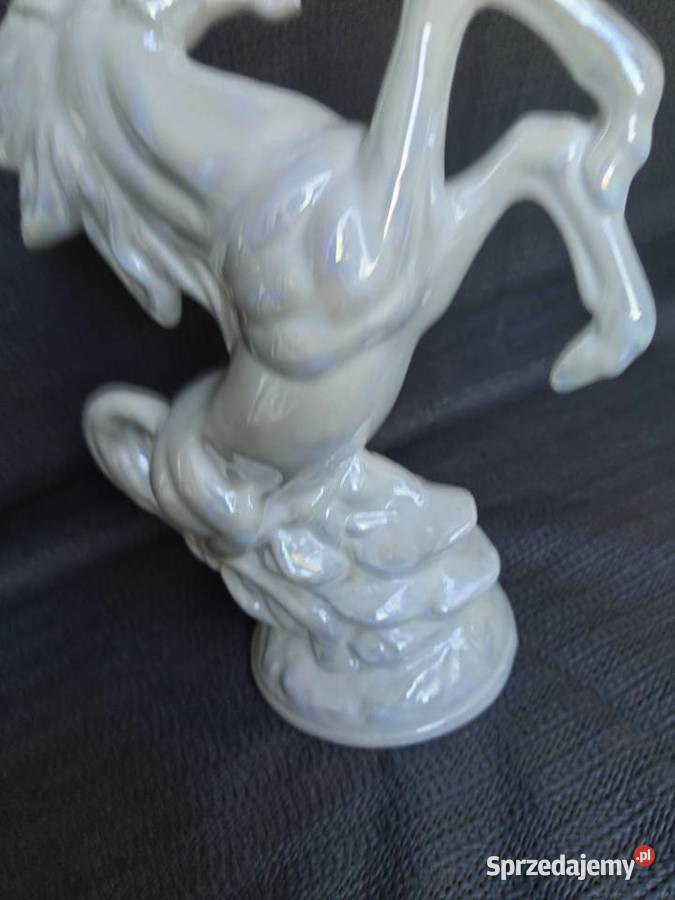 Pięnkną porcelanowa figurkę przedstawiającą mazowieckie